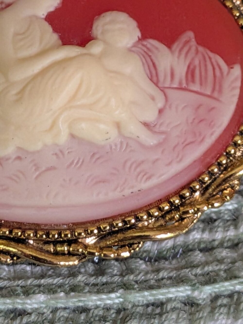 Vintage Red & White Mother and Child Cameo Resin Gold Tone Brooch Pin - Picture 6 of 8